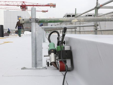 UNIROOF AT способен производить сварку кровельного покрытия даже на парапете шириной 100 мм